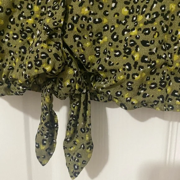 HP 5/17!! Calvin Klein Jeans Olive Leopard Print Tie Front Top - Picture 7 of 10